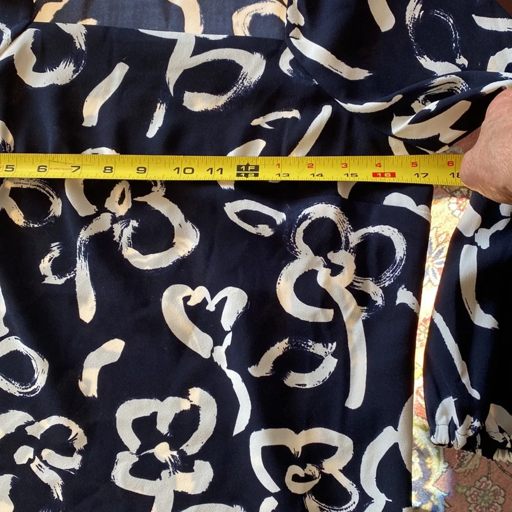 J. Crew 365 women top size 0, navy with white patterns